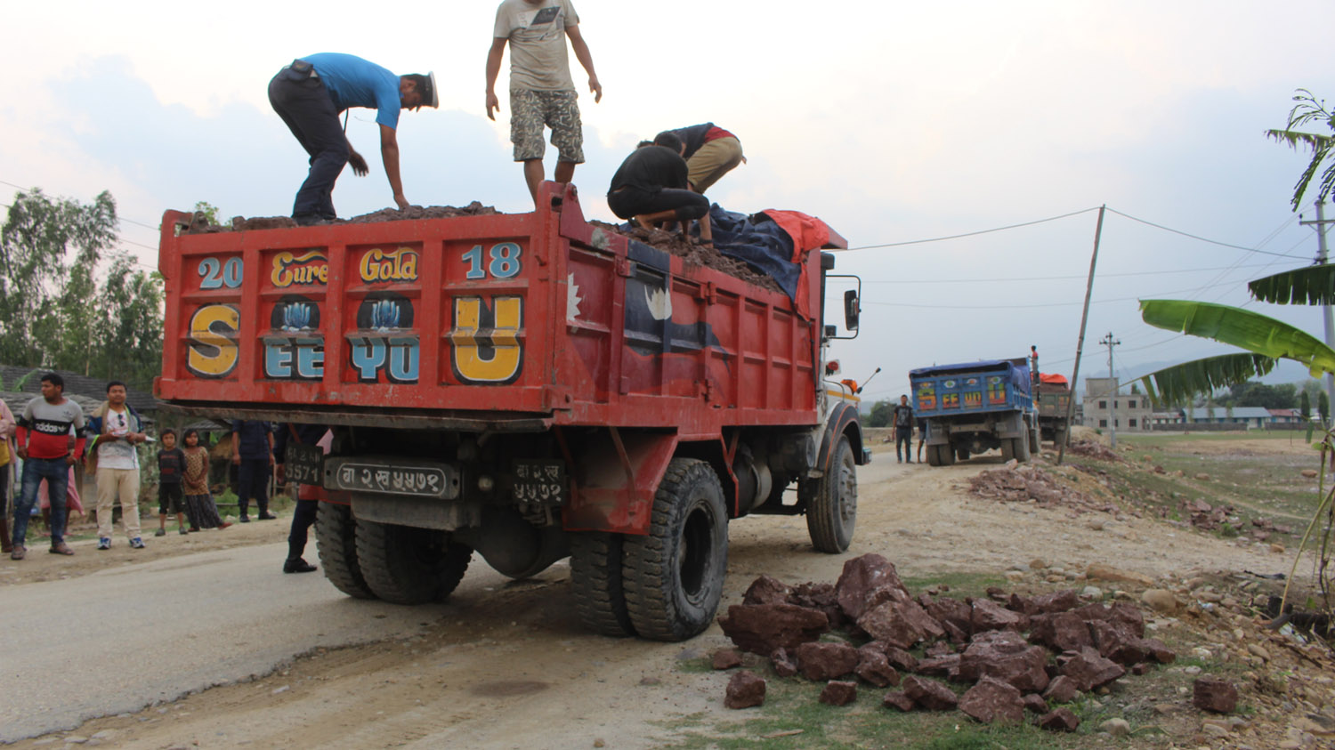 ओभरलोड बोक्ने ट्रिपरमा प्रहरी निगरानी