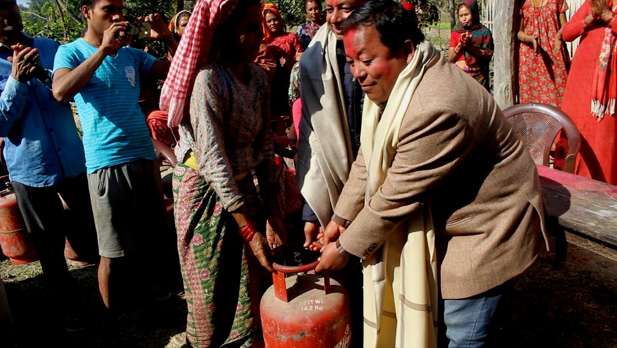 रक्तमाला बन समुहद्वारा ग्याँस वितरण, बृद्धबृद्धा र एकल महिला बढि लाभान्वित