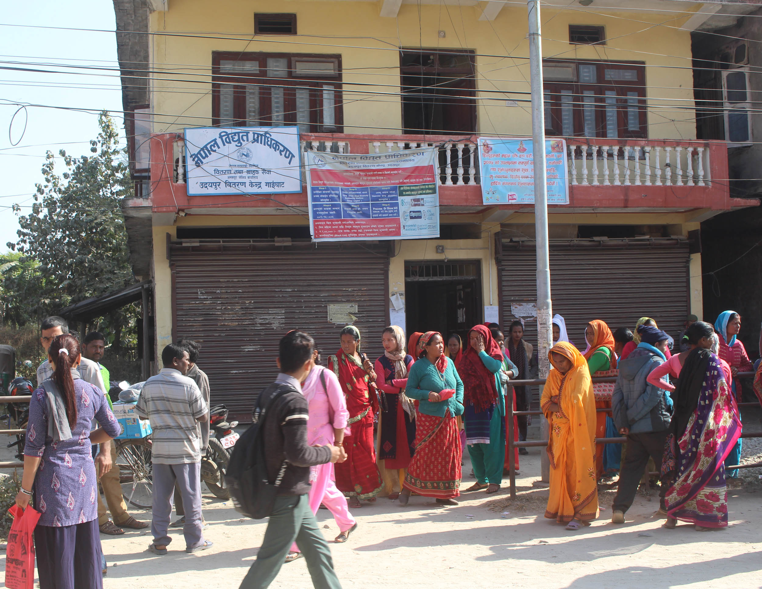 विद्युत पुगे पनि अन्धकारमा बस्न बाध्य