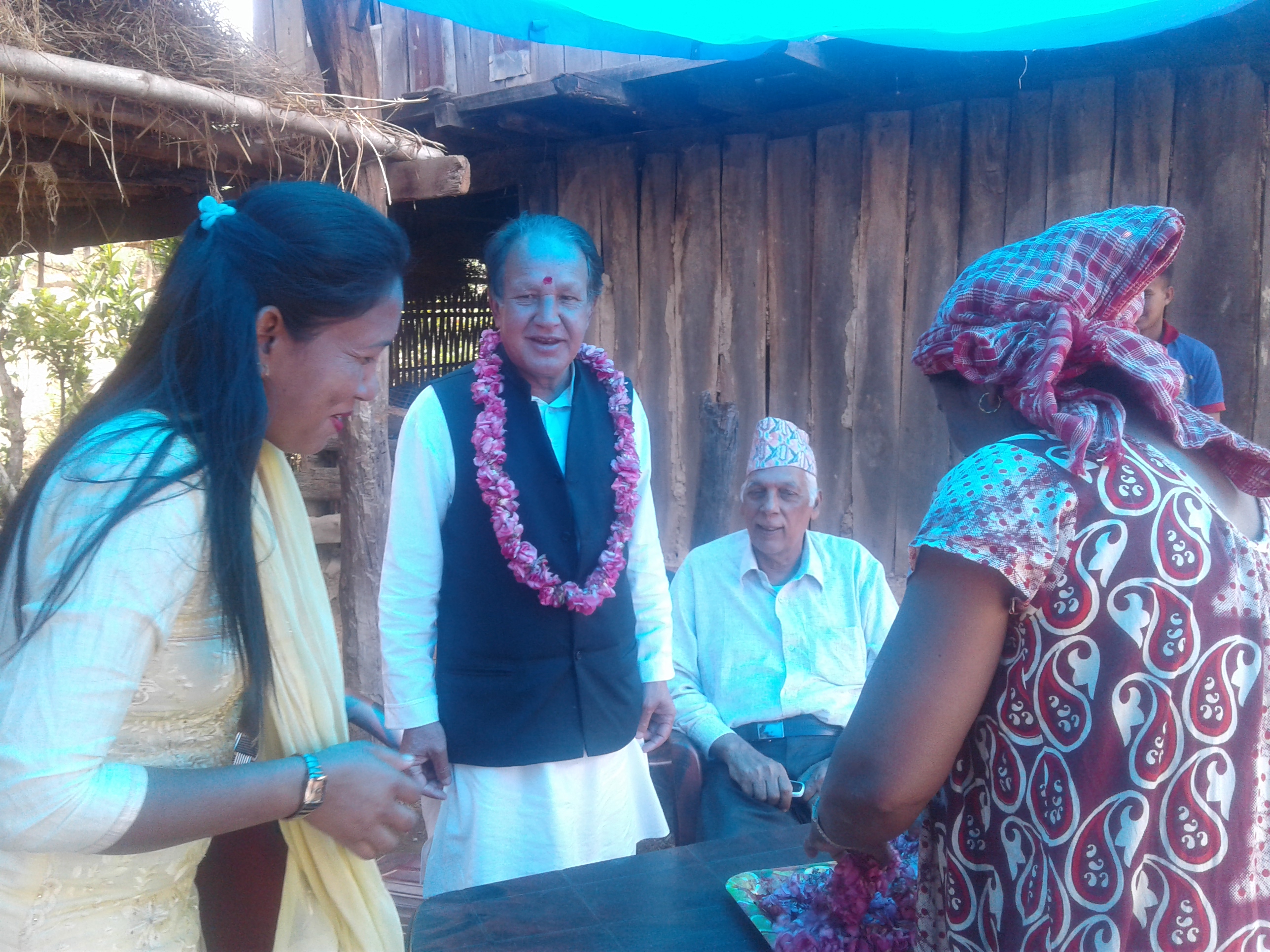 गाउँ फर्किए संसद डा.खड्का