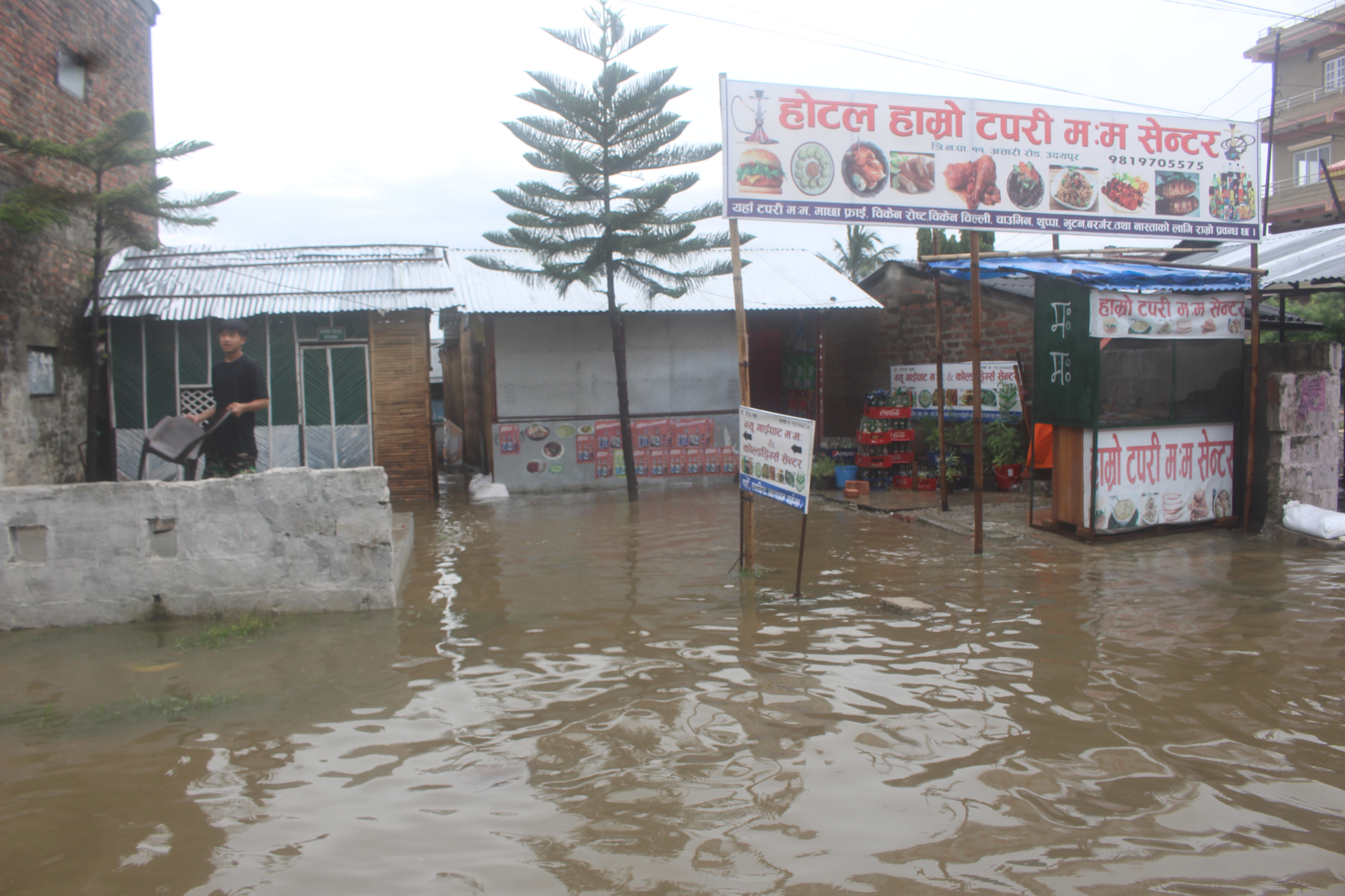 चार दिनको लगतार पानीले गाईघाट डु्वान