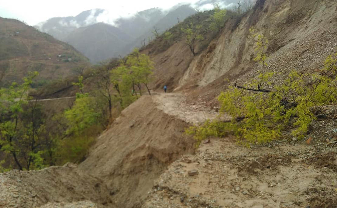 अविरल वर्षाले पहाडी भेगका सडक अवरुद्ध