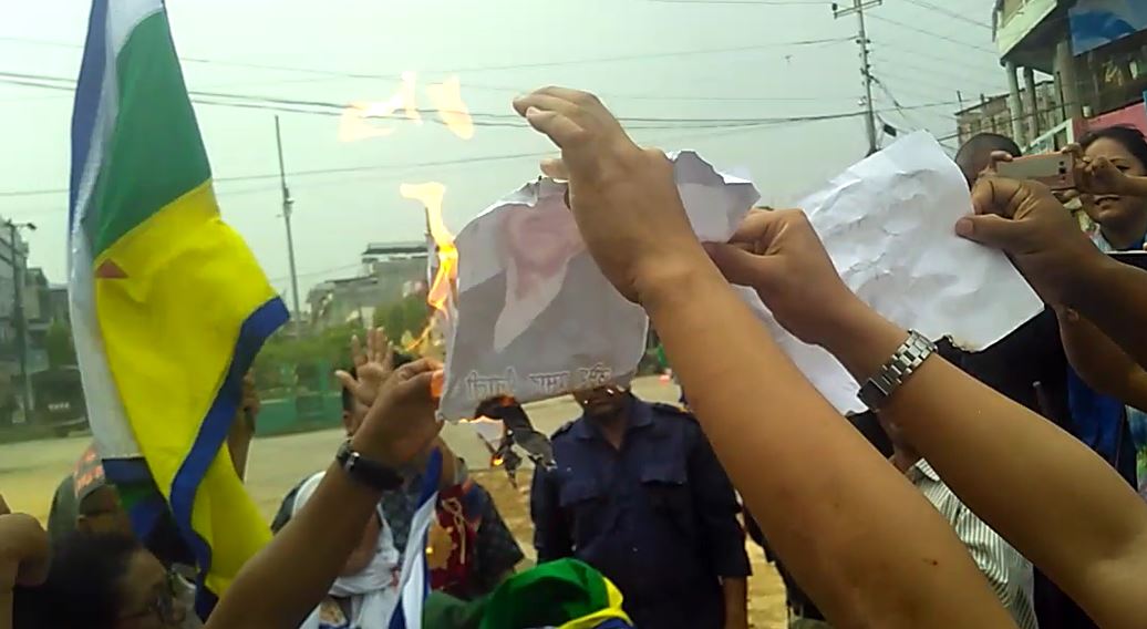 मन्त्री र अध्यक्षको पुत्ला जलाइयो, आरक्षण फिर्ता नगरे कडा आन्दोलनको चेतावनी दिदै गाईघाटमा प्रदर्शन
