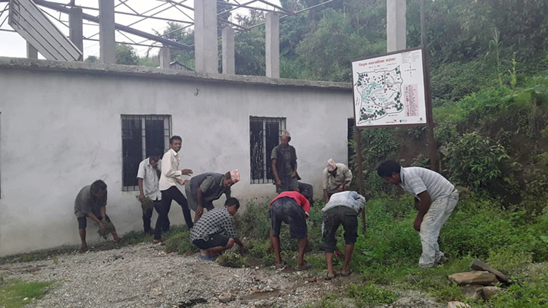 प्रधानमन्त्री रोजगार : गाउँमा झार उखेल्दै प्रधानमन्त्री रोजगार अन्तर्गतका उदयपुरका कामदारहरु । तस्बिर : पूणृपुष्टि