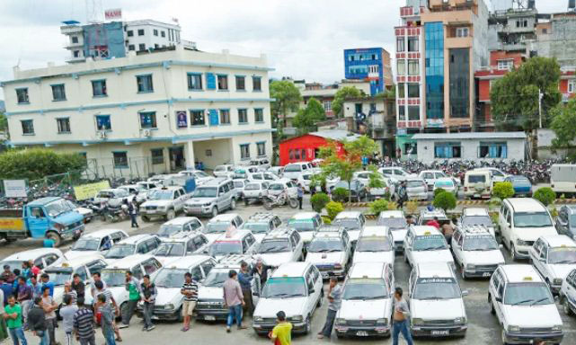 हजारौँ ट्याक्सी चालक कारबाहीमा