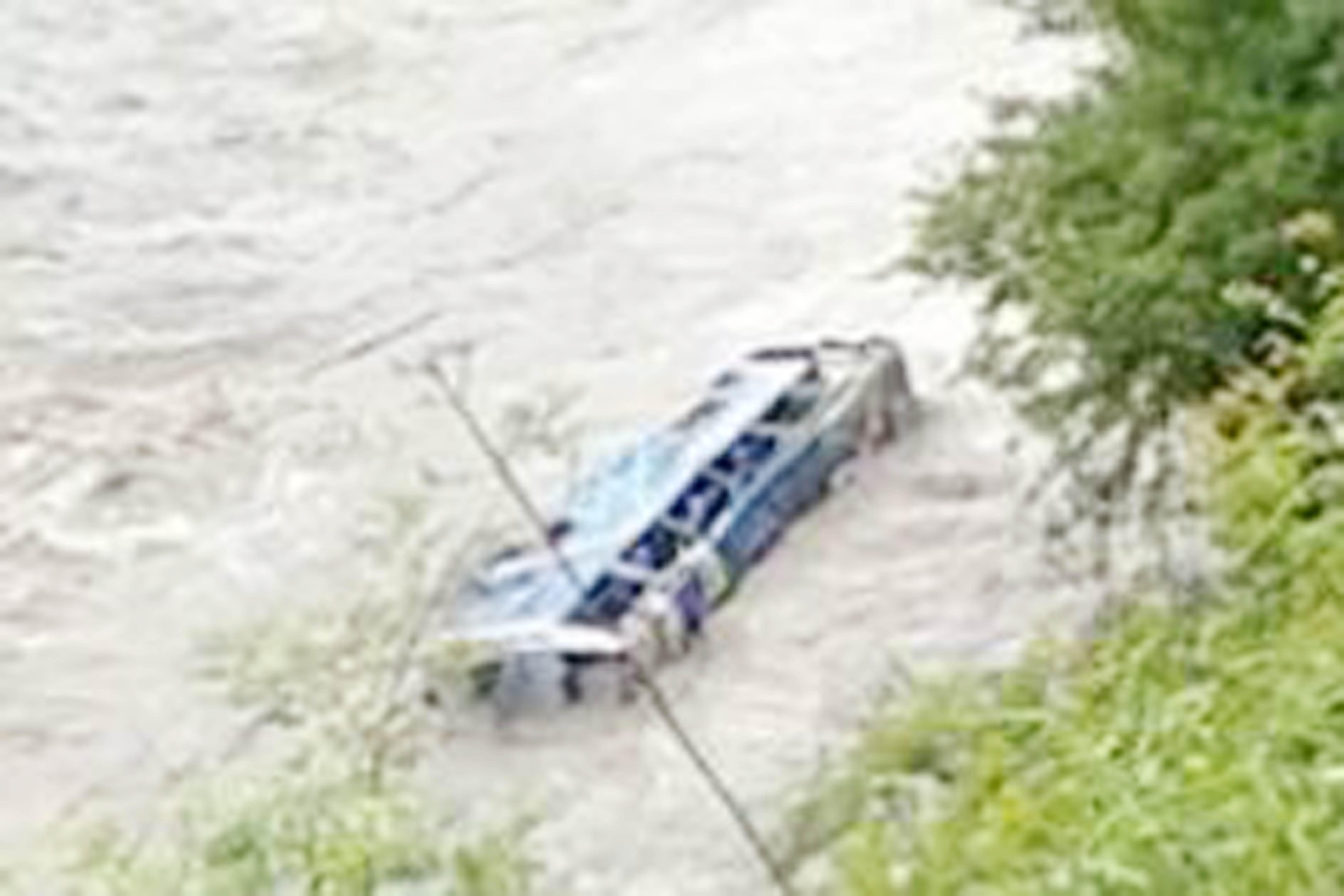 बस दुर्घटनामा ३ जनाको को मृत्यु, दर्जनौ बपत्ता