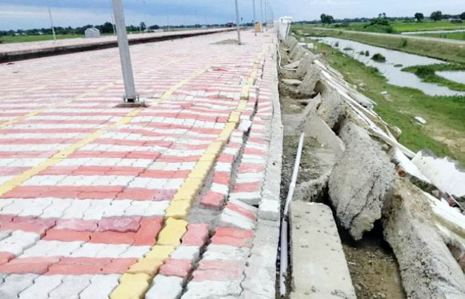 सामान्य पानीले भत्कायो रेलवेको पर्खाल