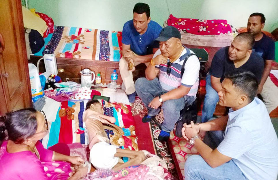 मेयरको पहलमा गम्भीर प्रकृतिका विरामी बृद्धलाई सहयोग
