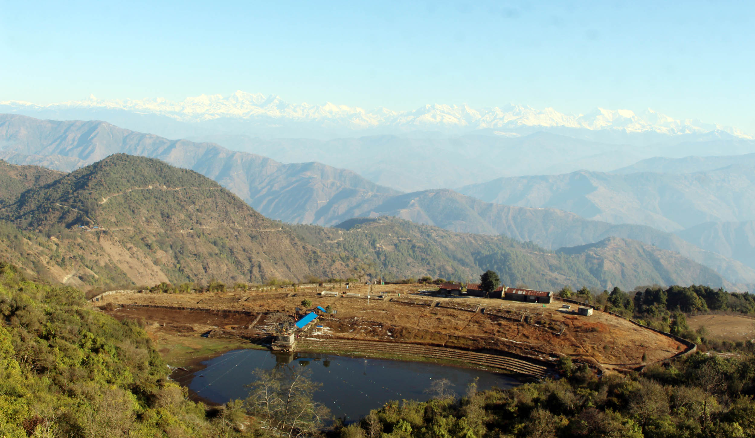 उदयपुरको प्रमुख पर्यटकिय स्थल रौता पोखरीसँगै सर्वोच्च शिखर सगरमाथा र ५ अग्ला हिमशृङ्खला । तस्विर : सिंगम् राई