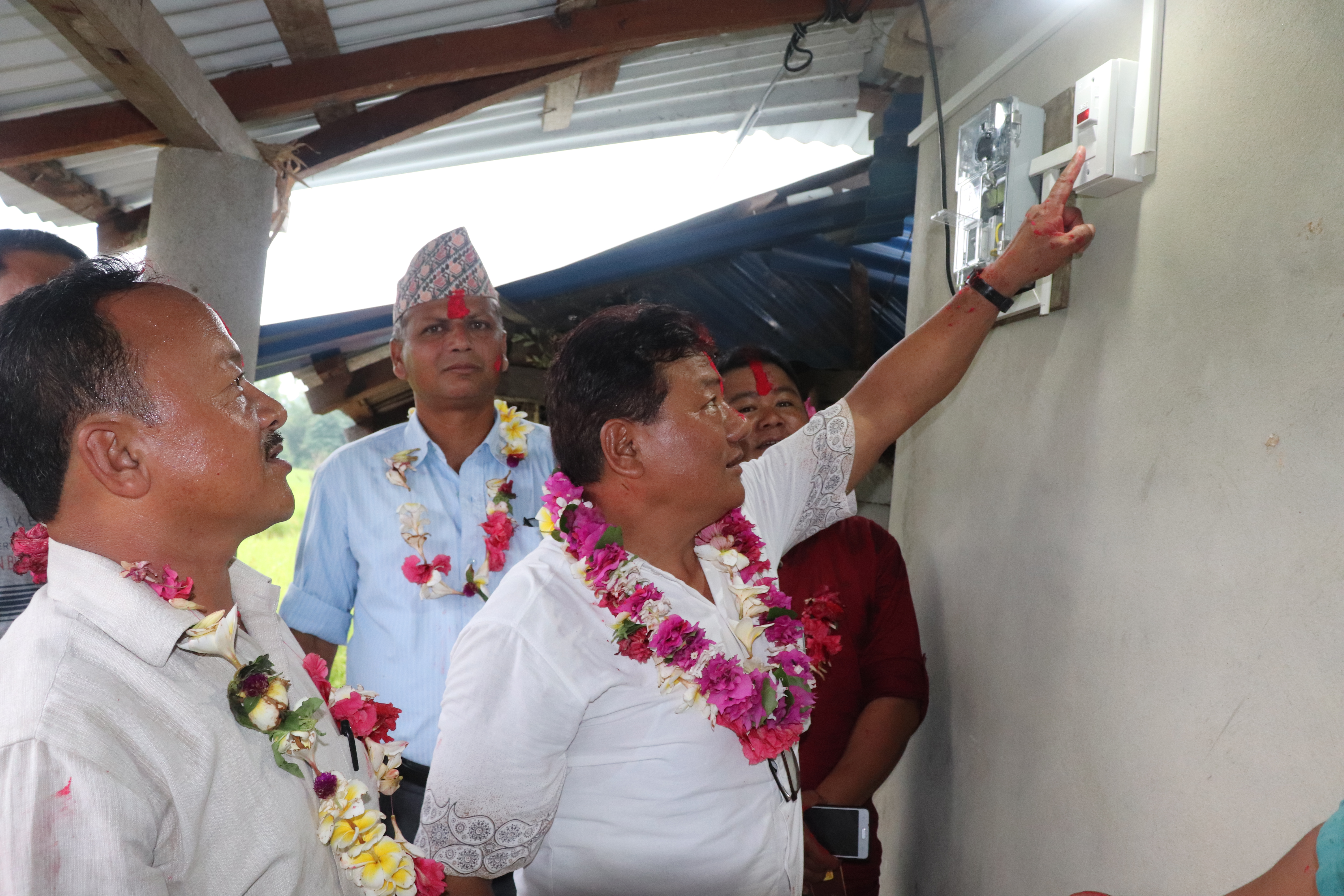 दशैँमा बत्ति बलेपछि वडावासी उत्साहित