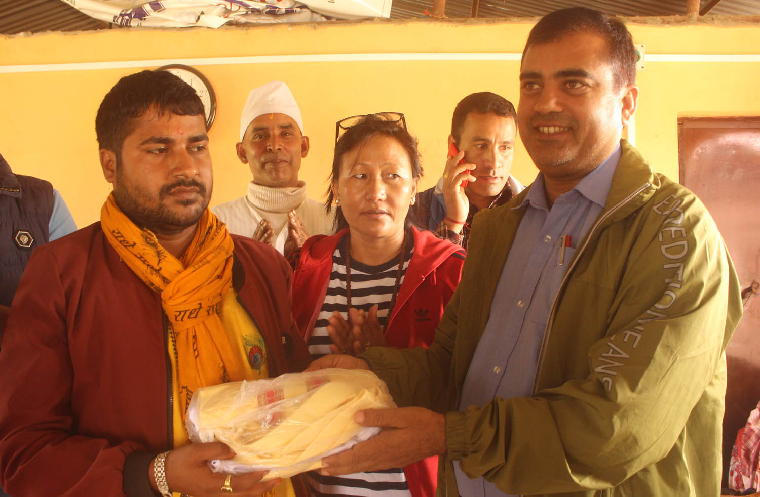 स्वर्गिय निलहरी खतिवडाको दोमासिक तिथिमा बटुकहरुलाई बस्त्रदान