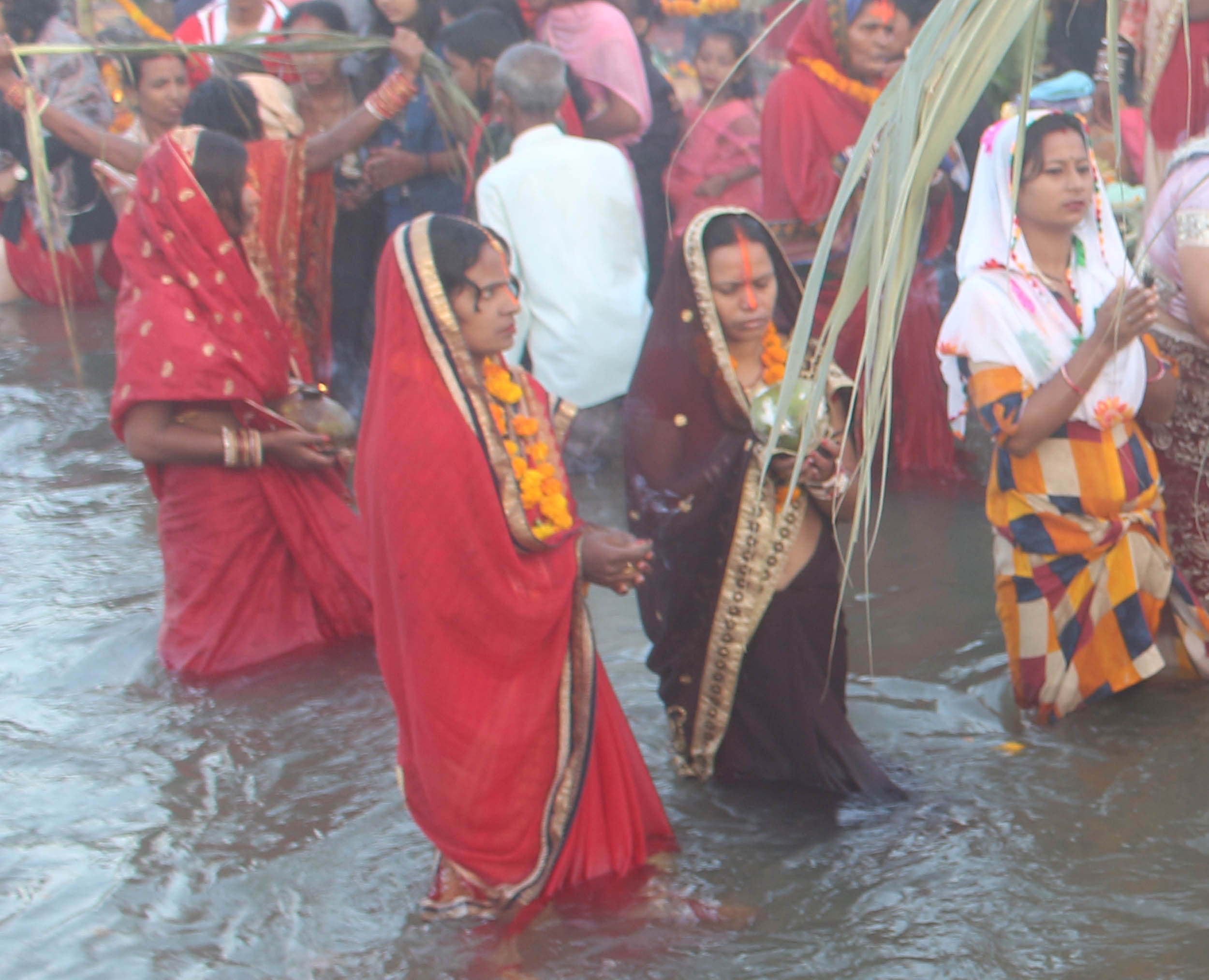 उदाउँदो सूर्यलाई अघ्र्य दिँदै छैठ समापन