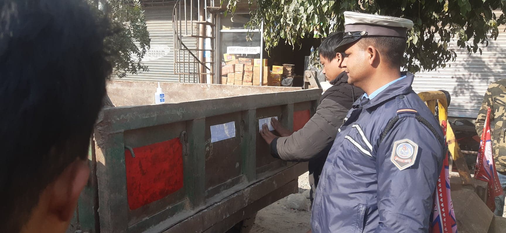 ट्याक्टरलाई प्रष्ट नम्बर प्लेट र स्टिकर राख्न लगाईयो