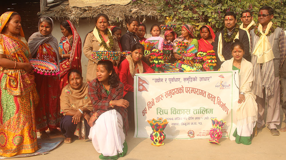थारु समुदायका महिलाहरुलाई पराम्परागत वस्तु निर्माण तालिम
