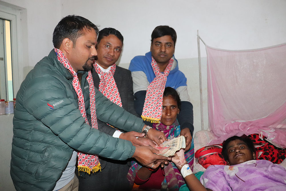 आगोले ४५ प्रतिशत जलेको पाठकलाई नागबेली लघुवित्त संस्थाको आर्थिक सहयोग