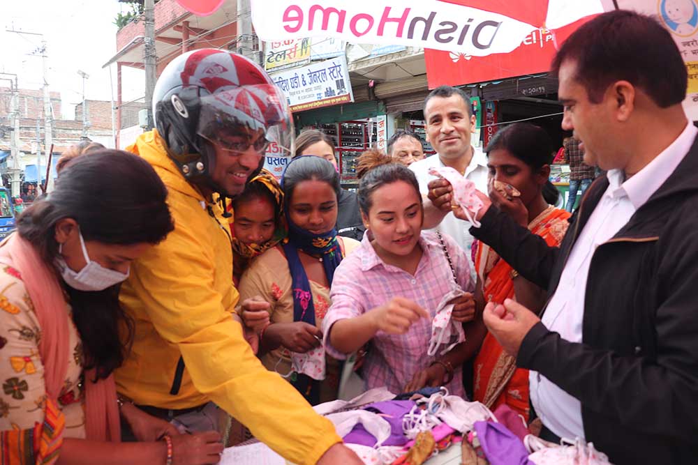 हलुवाई सेवा समाज उदयपुरले १ हजार माक्स वितरण गरे