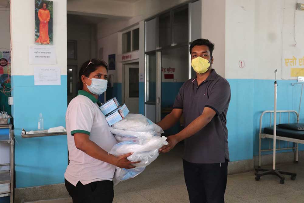 चौधरी फाउन्डेसन द्धारा जिल्ला हस्पिटल उदयपुरलाई स्वास्थ्य सामाग्री हस्तान्त्रण