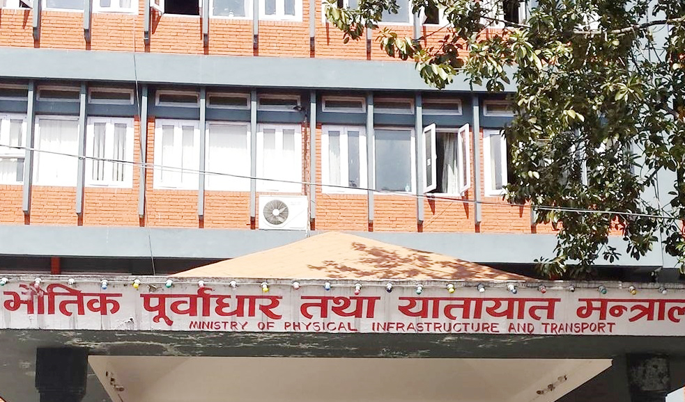 मन्त्रालयले चालक र सहचालकलाई माक्स वितरण गर्ने