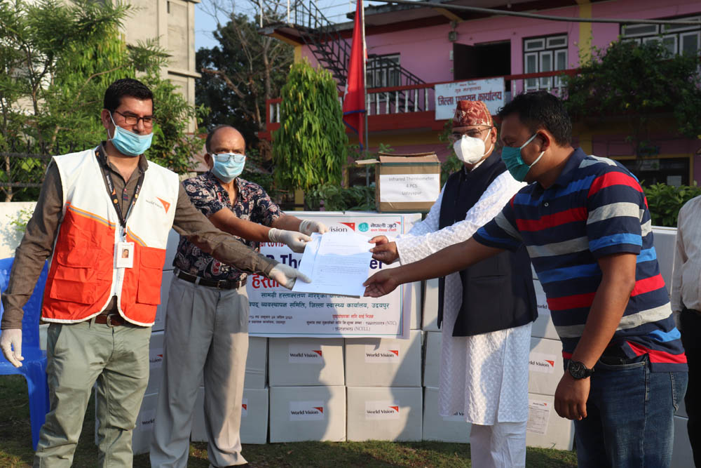 वर्ल्डभिजनले उदयपुरमा दियाे ३० पिपिइ सेट, चार थर्माेगन