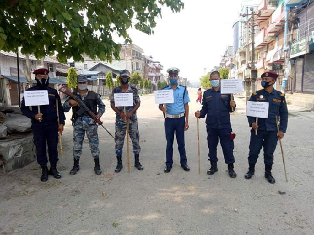 पम्पप्लेट बाट कोरोना सम्बन्धि चेतना फैलाउँदै ट्राफिक प्रहरी