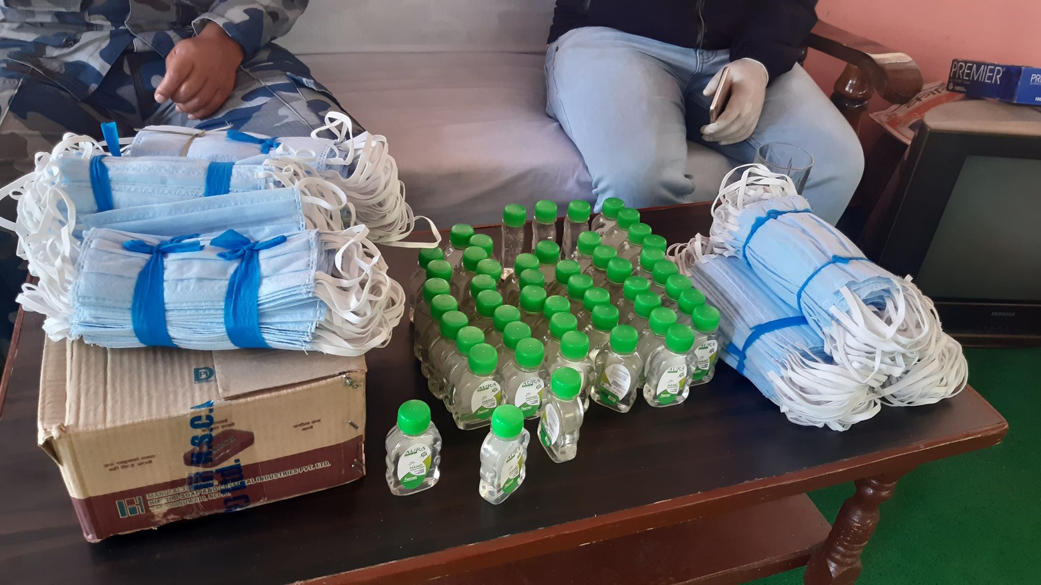 ०५५ एसएलसी व्याजी, गाइघाटकाे सुरक्षाकर्मीलाइ सेनिटाइजर र मास्स सहयाेग