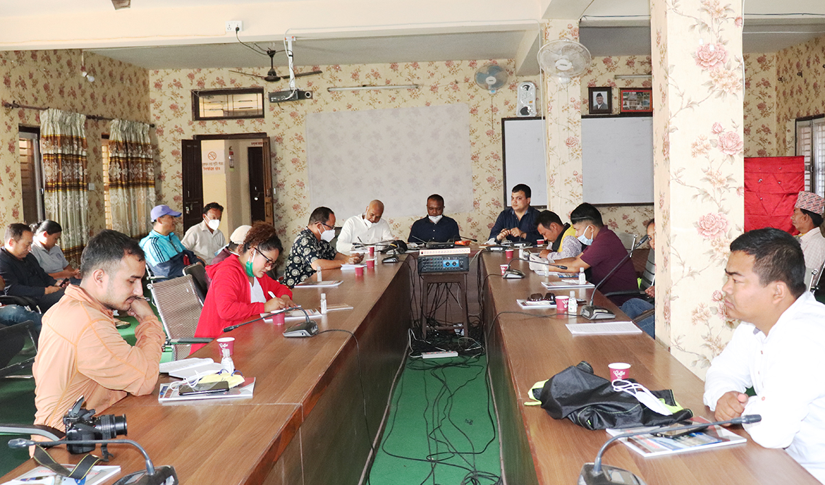कोरोना संक्रमित क्षेत्रको पत्रकारसँग जानकारी लिदै महासंघ
