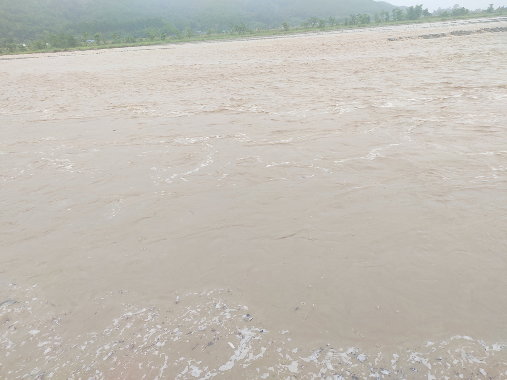 बर्खा सुरु भएसँगै बरुवा खोलामा बाढी सुरु भयो, यो बर्षको सुरुवाती बाढीका तस्विरहरु