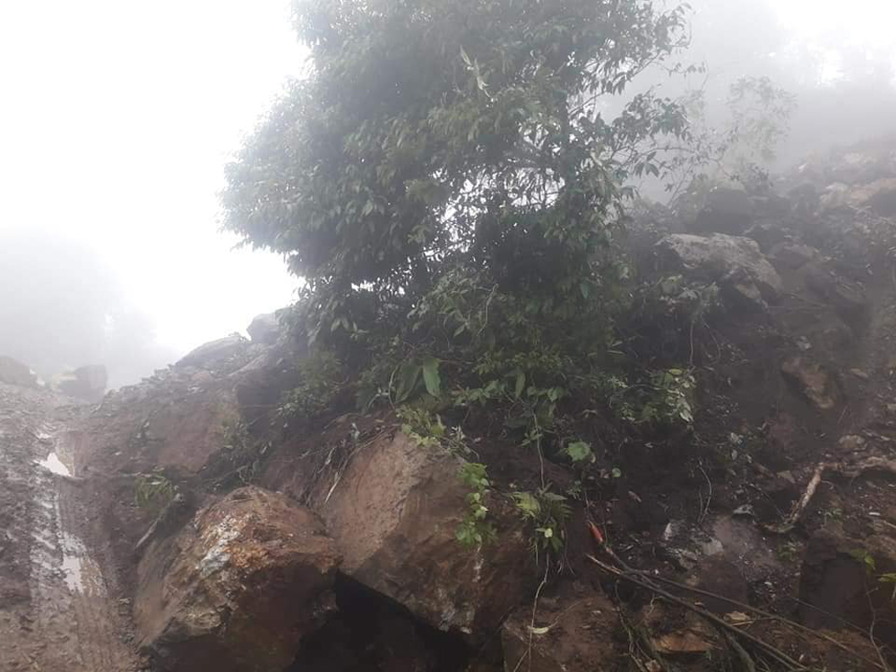 बर्खा  लागेसँगै पहाडी सडकहरु अवरुद्ध हुन थाल्यो, हिजोको पानीले लिम्चुङबुङ गाउँपालिका जाने सडकको तस्विरहरु