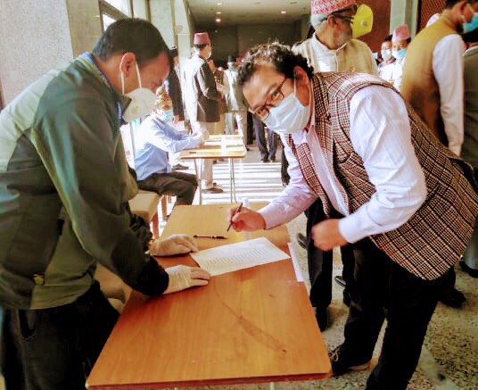 फाेटाे फाेकस : उदयपुरका संघीय सांसद सुरेशकुमार राइ (हिमाल) नेपालकाे नयाँनक्सा सम्बन्धी संविधान संशाेधन प्रस्तावमा भाेट गर्दै ।