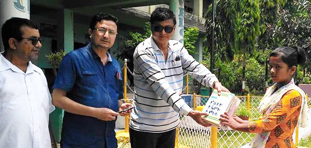 त्रियुगा माविमा पाठ्य पुस्तक वितरण
