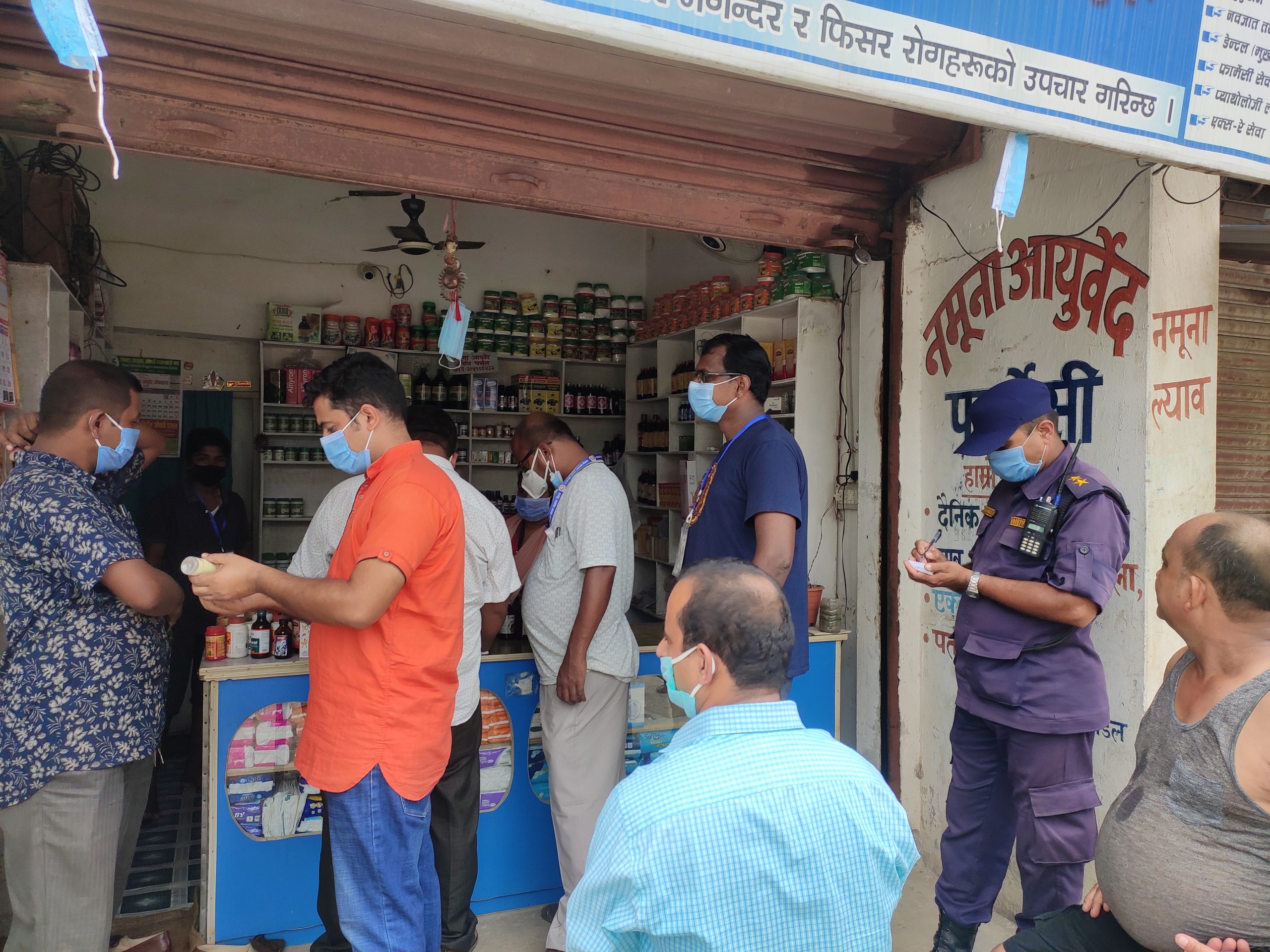म्याद गुज्रेको औषधी बेच्ने गाईघाटका एक आयुर्वेध पसल सिल्ड