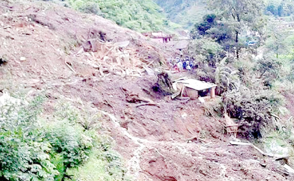 नाग्म बजारमा पहिरोले ४ घर पुर्यो