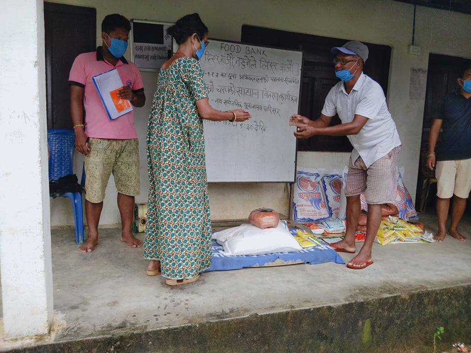 बेलकामा युवाहरुको पहलमा राहत संकलन गरी विपन्न परिवारलाई वितरण
