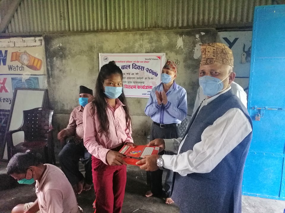 जाल्पाद्धारा बिपन्न बाल बालिकालाई स्टेस्नरी सहयोग