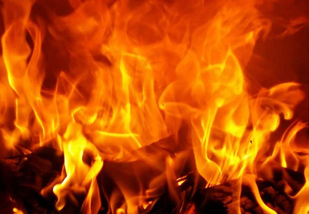 चितवनको नारायणगढ कमलनगर चोकमा आगलागी हु्ँदा ६ पसलमा क्षती