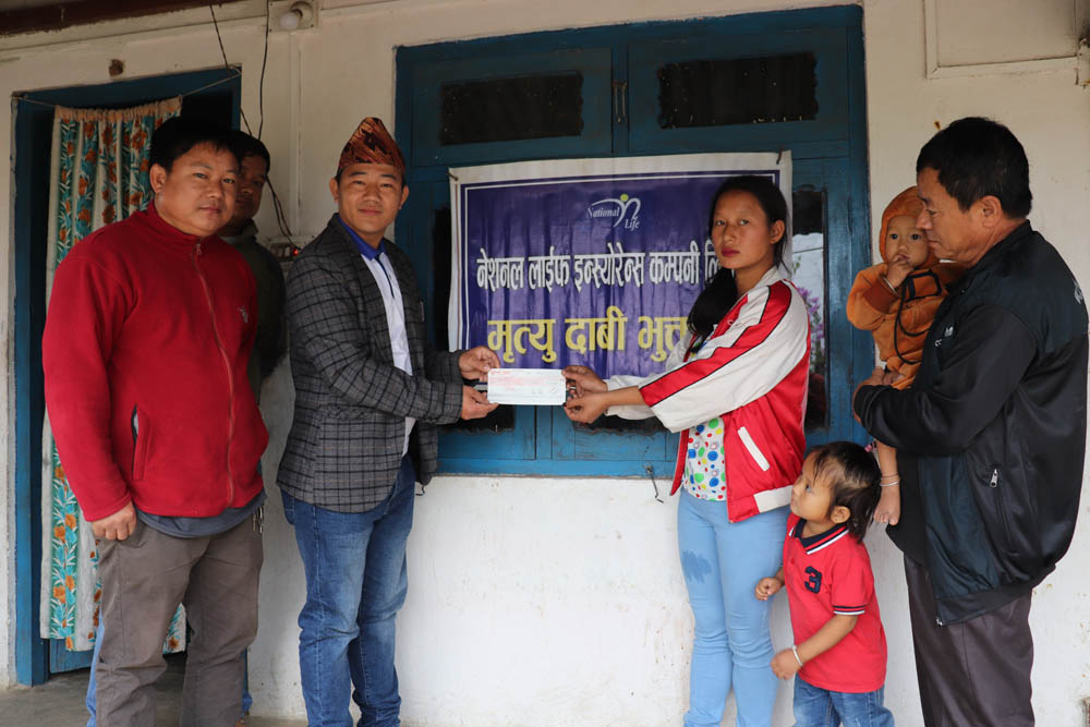 नेशनल लाईफ इन्स्योरेन्स गाईघाट शाखाद्धारा मृतकका २ परिवारलाई २६ लाख बराबरको मृत्यु दावी चेक हस्तान्तरण