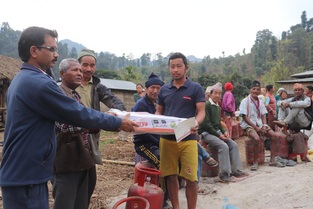 सरस्वती सामुदायीक वन उपभोक्ता समूहद्वारा १ सय ५० उपभोक्तालाई ग्याँस चुल्हो र सिलिण्डर वितरण