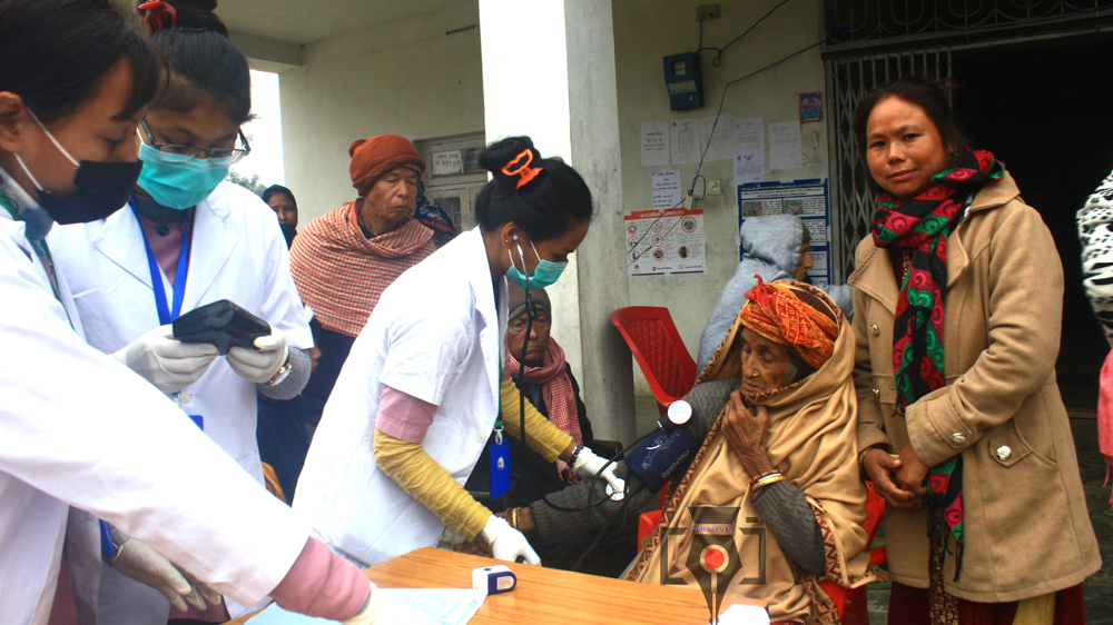 चिसाेमा बृद्धबृद्धाहरुको स्वास्थ्य चुनौतीलाई मध्येनजर गर्दै १३ नं. वडामा स्वास्थ्य शिविर
