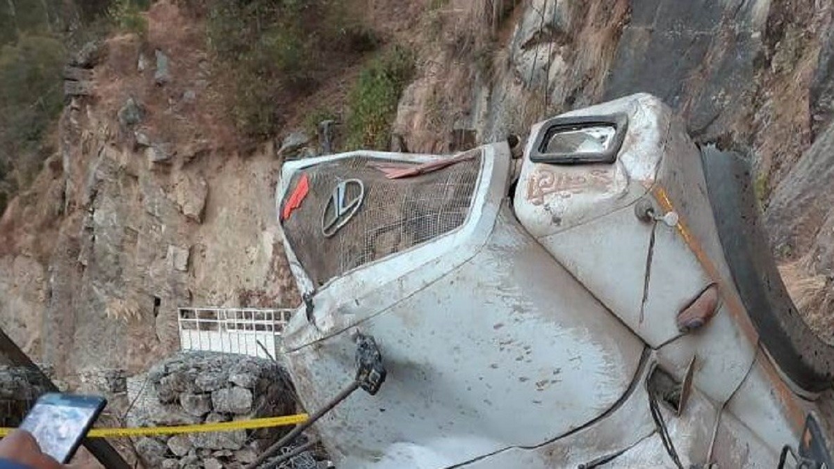 ट्रिफर दुर्घटनामा तीनको मृत्यु, एक गम्भीर