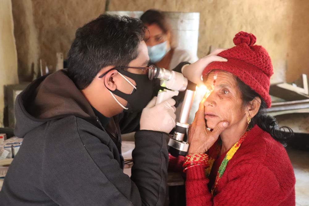 आँखाको शल्यक्रिया सहित रौतामाईले  गर्यो निशुल्क स्वास्थ्य सिविरको आयोजना