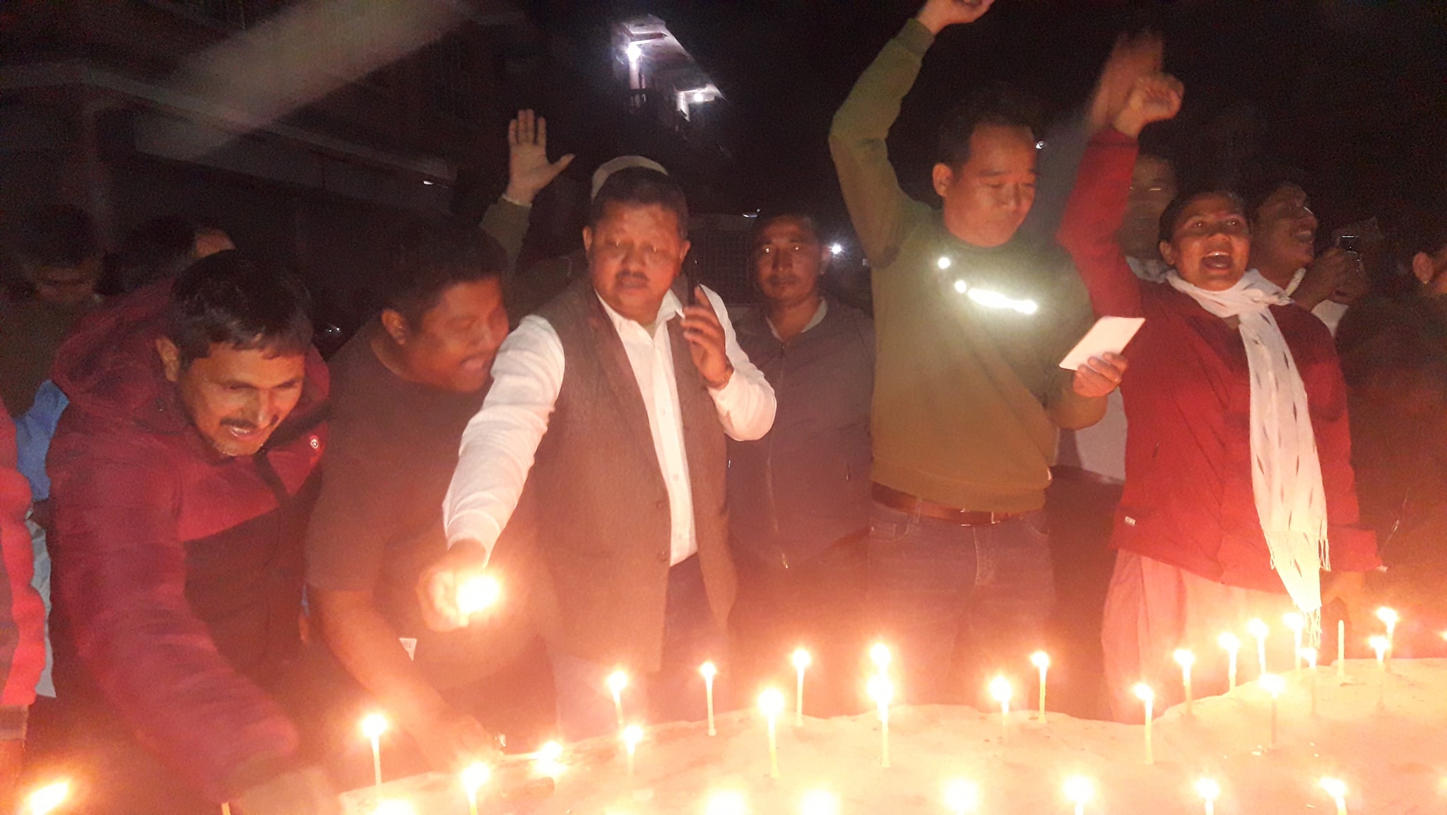 संसद पुर्नस्थापनाको खुसियालीमा उदयपुरमा दिप प्रज्वलन