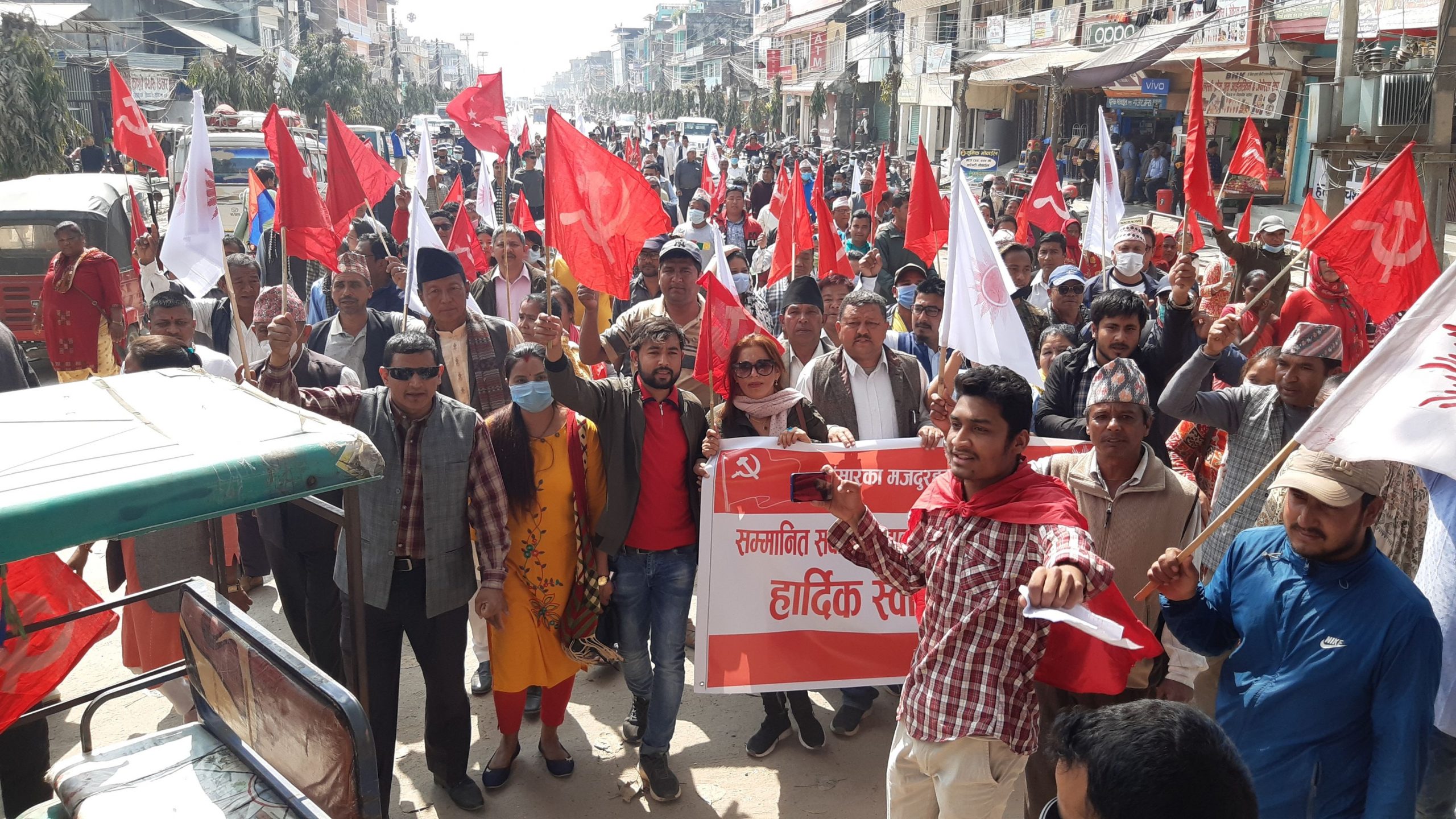 प्रम ओलीलाई सिंहदरबार छाड्न भन्दै उदयपुरको गाईघाटमा गरिएको खुसीयाली जुलुस (फोटो फिचर)