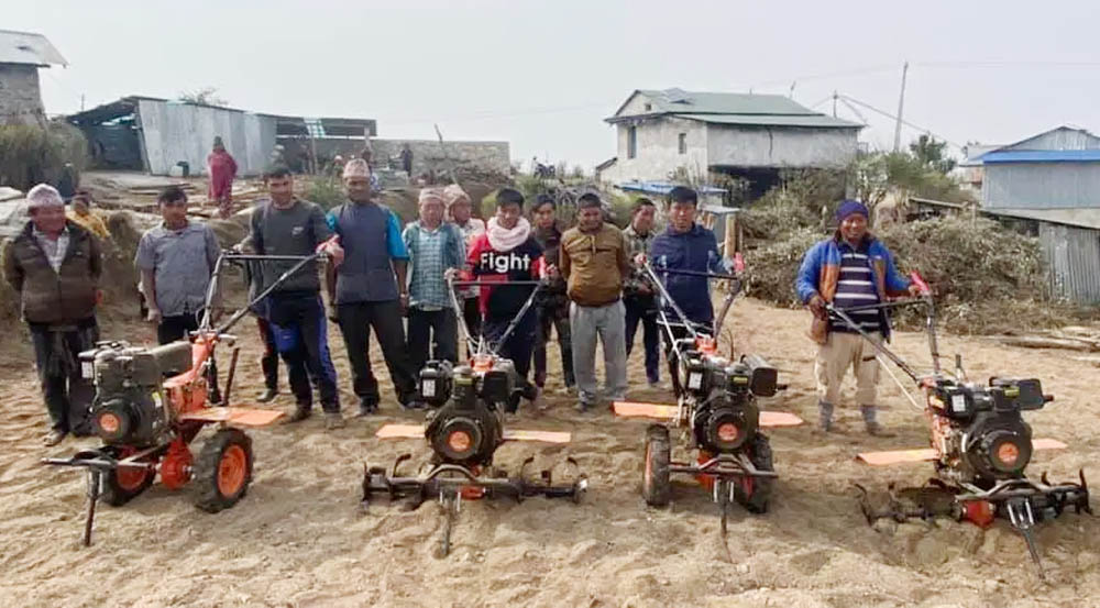 गाउँपालिकाद्धारा कृषकलाई कृषी औजार हस्तान्तरण