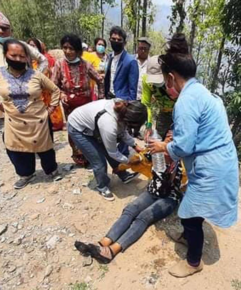 खोटाङबाट धरान तर्फ आउँदै गरेको सुमो उदयपुरमा दुर्घटना