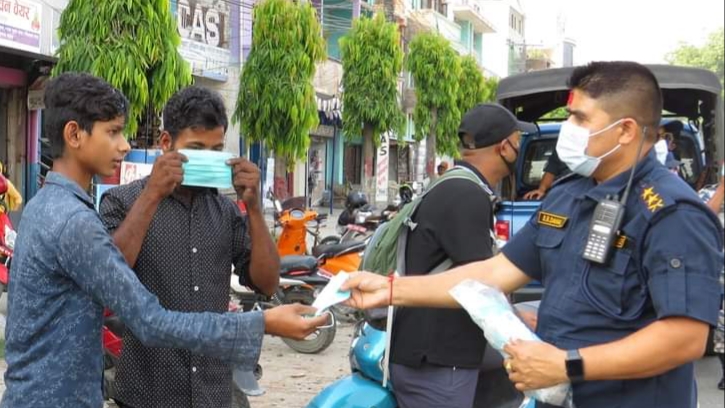 उदयपुरका एसपी दाहाल मास्क वितरणमा निस्के -फाेटाे फिचर