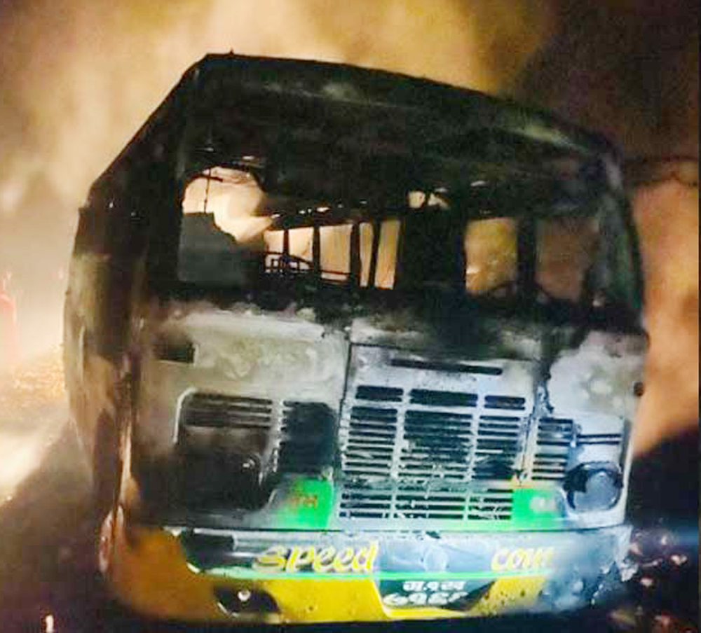 रोकेर राखेको बसमा आग्जनी