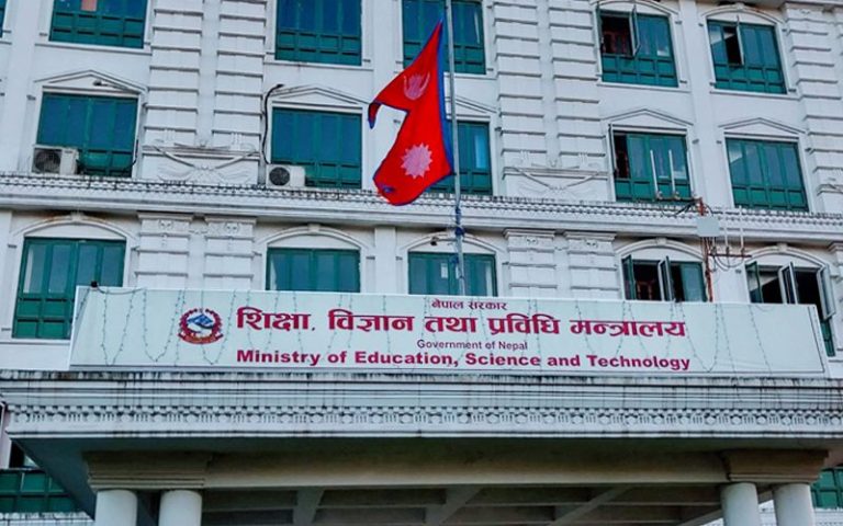 विद्यालय र कलेजहरु तीन सातासम्म बन्द गर्न प्रस्तावगरेपछि शिक्षा मन्त्रालयले छलफलका लागि बोलायो