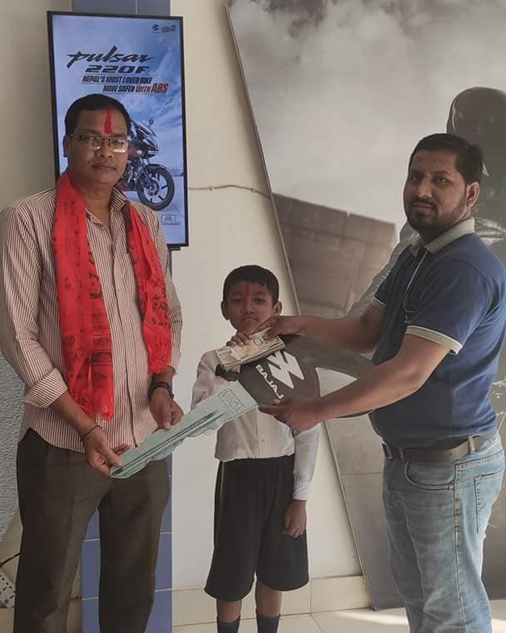 बजाजको नयाँ बर्ष अफर ः कालिका अटोलिंक गाईघाटमा २ जनालाई पर्यो रु १/१ लाखको भाग्यशाली चिठ्ठा