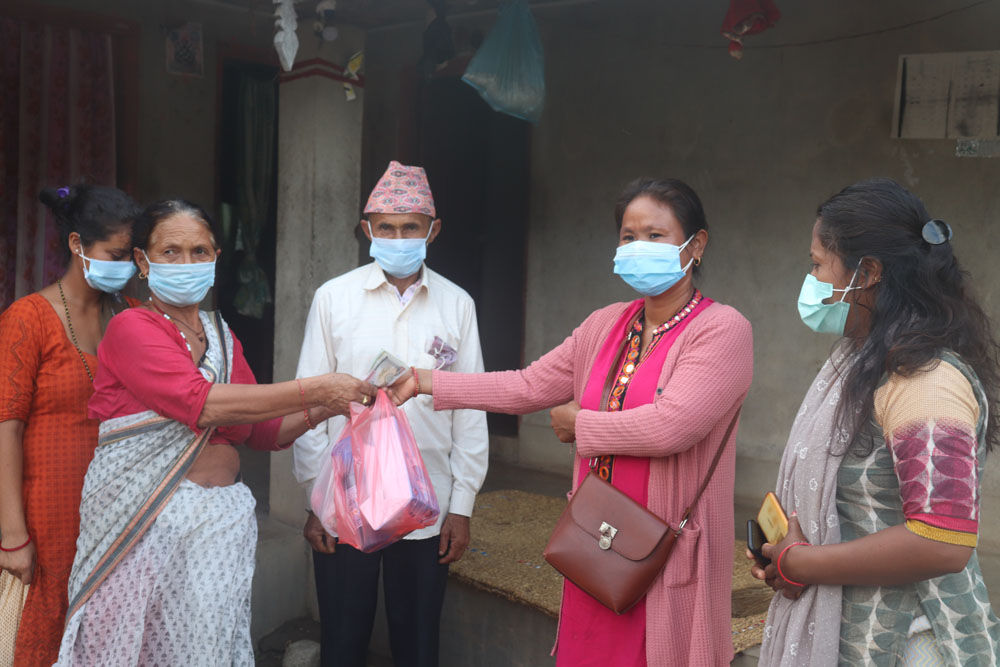 कोरोना बाट मृत्यु भएको परिवारलाई १३ नं वडाद्धारा कृया खर्च र स्वास्थय सामाग्री प्रदान