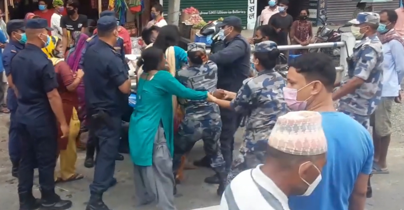 भाैतिकदुरि कायम गराउदा तरकारि बेच्ने र प्रहरिबिच झडप